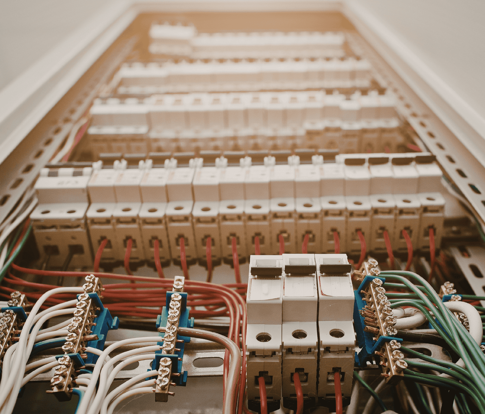 Close-up of an electrical distribution panel with circuit breakers and organised wiring, representing power management and technical infrastructure.